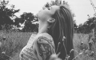 纹身欧美背面女生图片